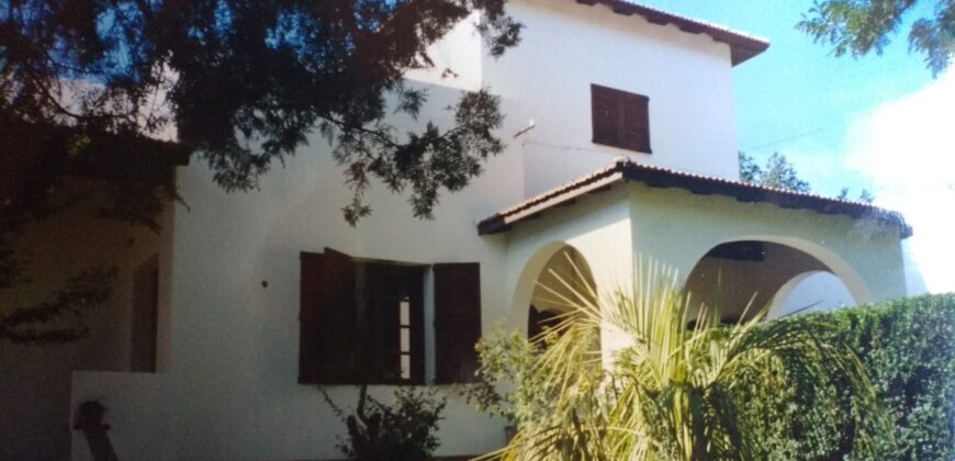 CASONA DE ÉPOCA SOBRE AV. PRINCIPAL
