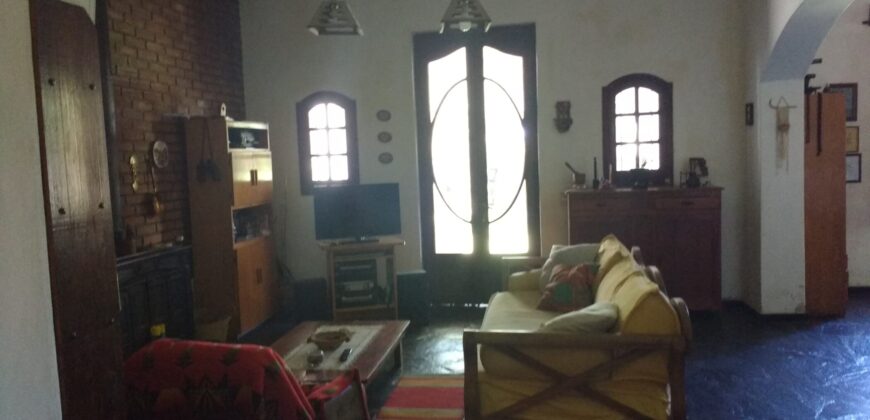 CASONA DE ÉPOCA SOBRE AV. PRINCIPAL
