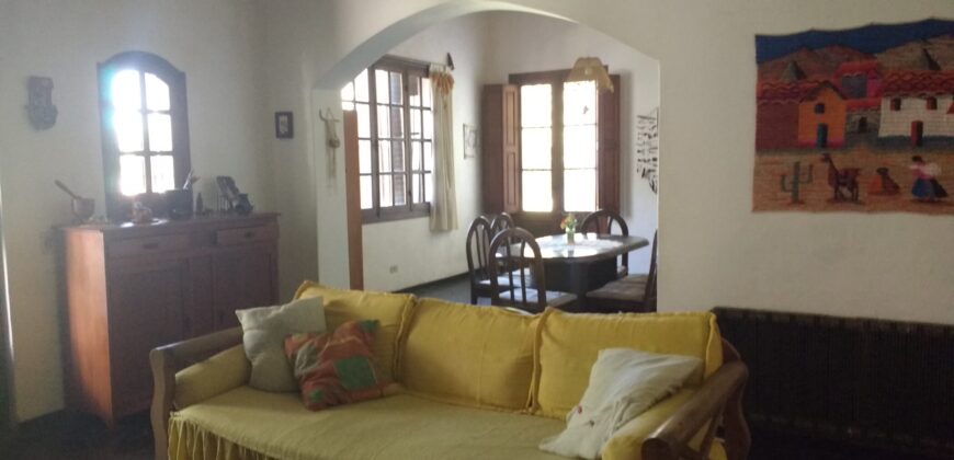 CASONA DE ÉPOCA SOBRE AV. PRINCIPAL