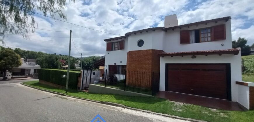IMPONENTE CHALET EN LA FALDA