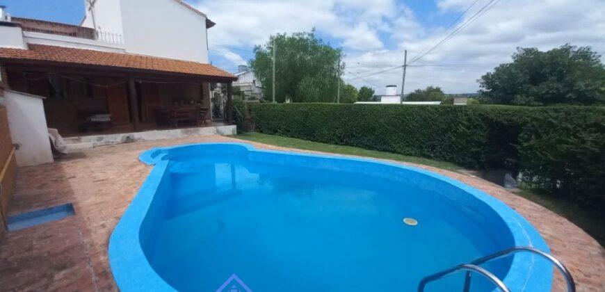 IMPONENTE CHALET EN LA FALDA