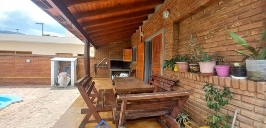 IMPONENTE CHALET EN LA FALDA