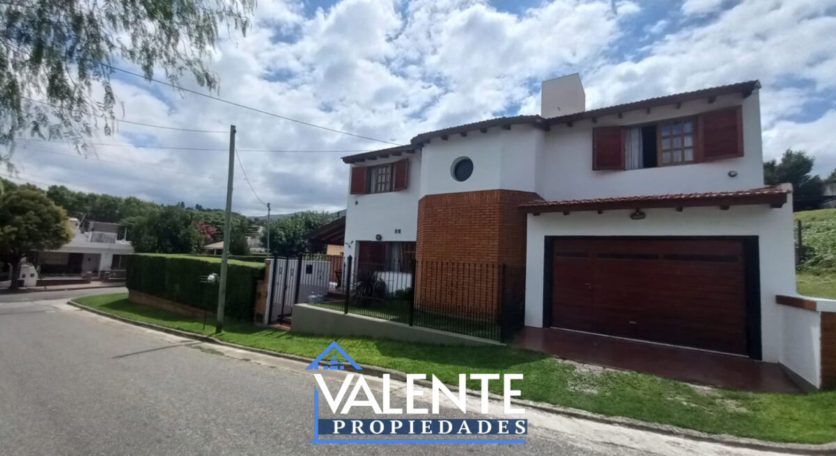 IMPONENTE CHALET EN LA FALDA
