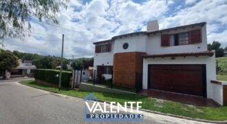 IMPONENTE CHALET EN LA FALDA