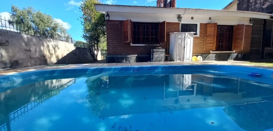 CHALET CON 2 DORMITORIOS Y PISCINA