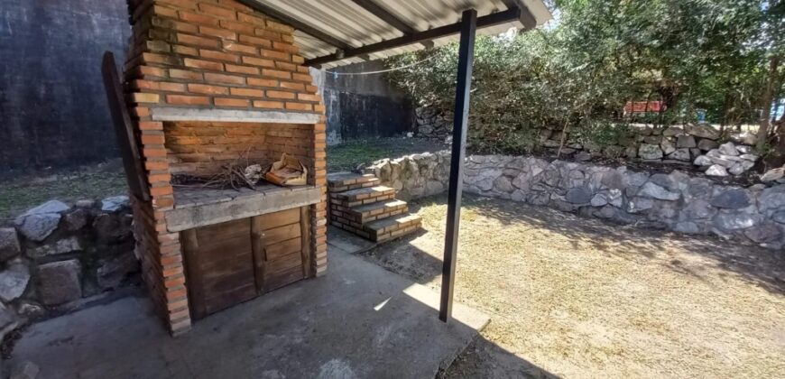CHALET CON 2 DORMITORIOS Y PISCINA